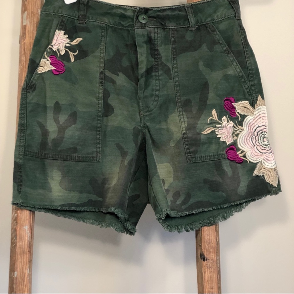 FREE PEOPLE/“scout” camo embroidered cutoff shorts